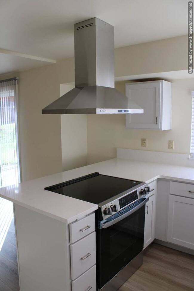 Building Photo - Updated One-Story 2-Bedroom Duplex with Garage and Yard