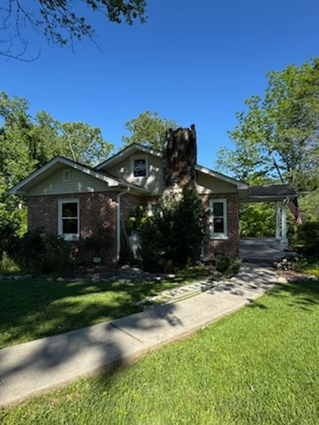 Building Photo - Beautiful 3 Bed / 1 Bath, Large rolling yard