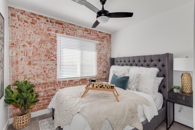 Building Photo - 2512 E Thomas Rd