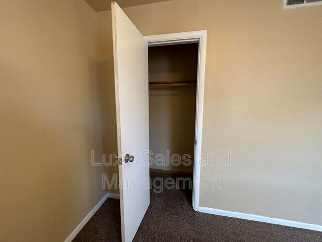 Building Photo - 116 W Rose Dr