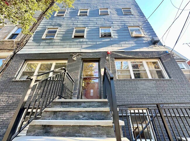 Primary Photo - 552 38th St