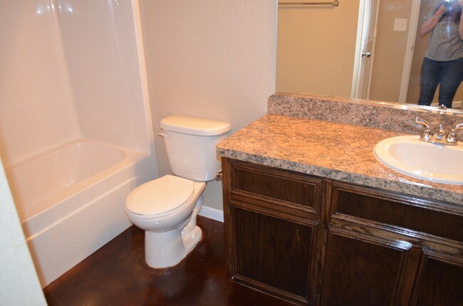 Building Photo - 1609 Pontotoc Ter