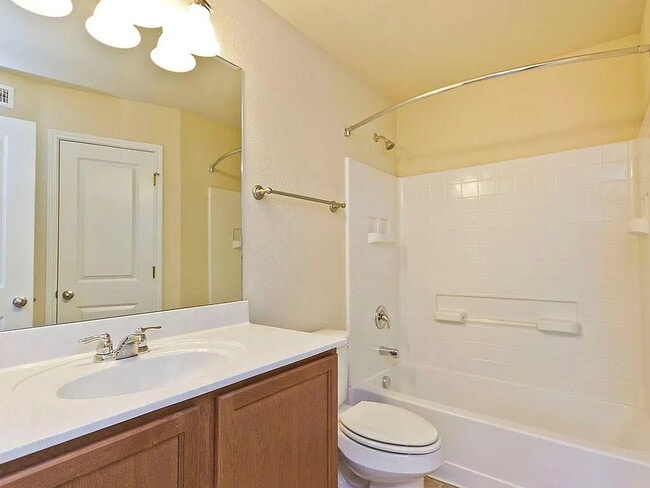 Building Photo - 335 Rachel St