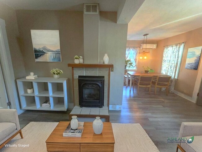Building Photo - Three bedroom cottage on large lot | Available July