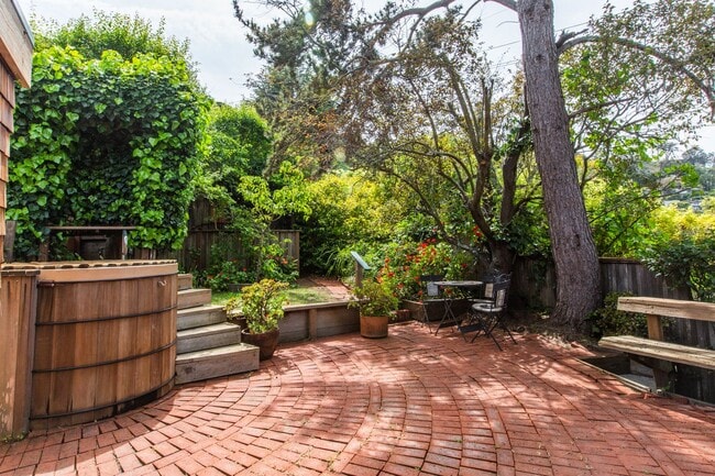 Building Photo - Mid Century Beauty in the Heart of the Ban...