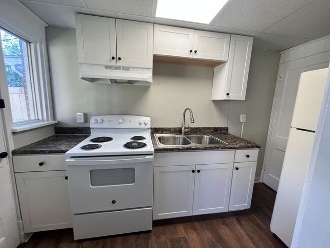 Building Photo - 2 Bedroom 1 bathroom Renovated town home!