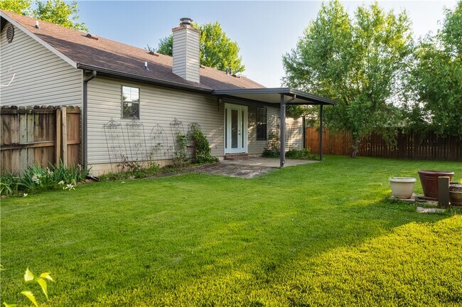 Building Photo - 654 Terry Ave