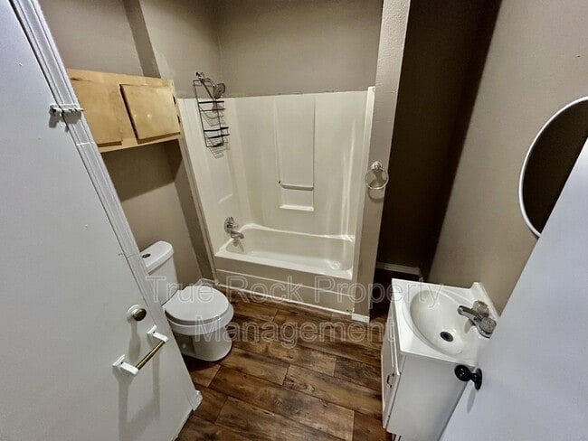 Building Photo - 716 E 9th St