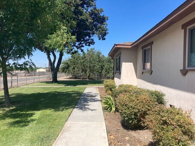 Building Photo - Turlock Country Living 3 Bedroom 2 Bath Home