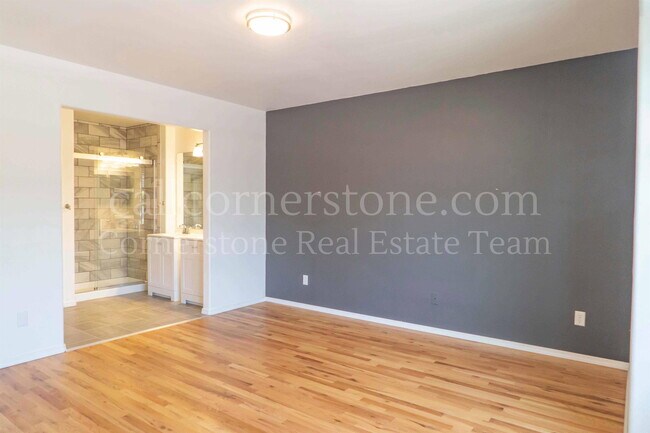 Building Photo - 743 Descendant Dr