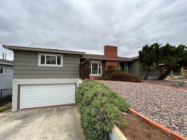 Primary Photo - 5 Bedroom, 3 Bath in College Area!!