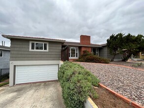 Building Photo - 5 Bedroom, 3 Bath in College Area!!