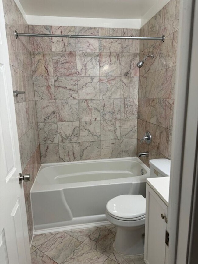Building Photo - Coming Soon: 1BR Apartment with Enclosed Balcony in Oak Forest