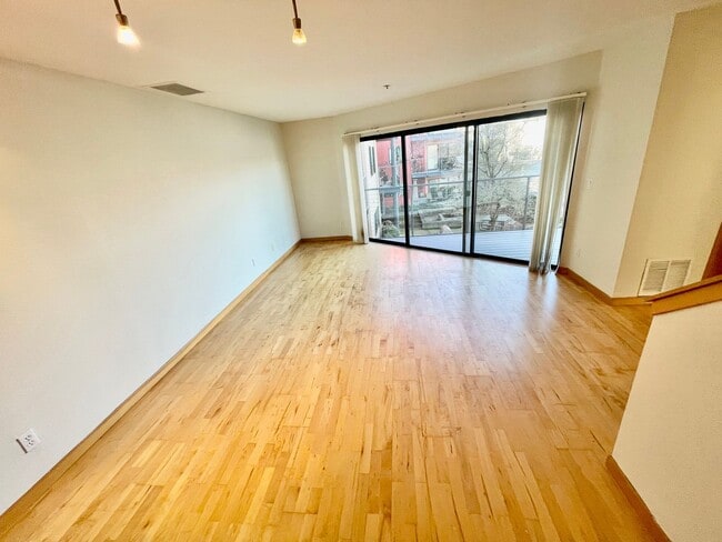 Building Photo - Top-Floor Riverfront Living with Broadway Bridge Views | 2 Bed + 2 Bath + Parking