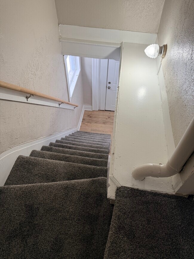 Building Photo - 118 W Grove St