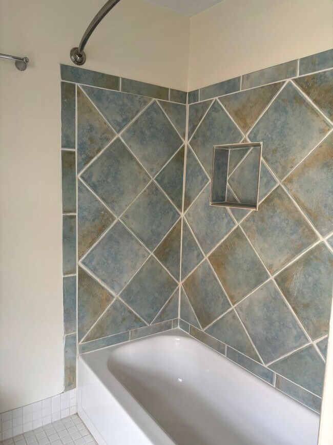 Building Photo - 814 W Beverley St