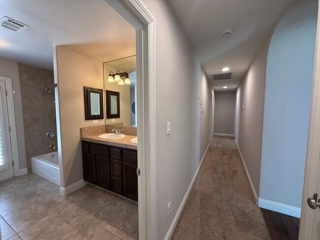Building Photo - Beautiful 4 Bedroom + Office Home in Grand Island!