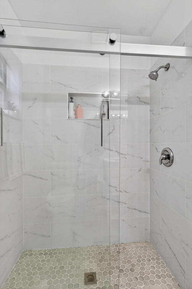 Building Photo - 235 SW 29th Ave