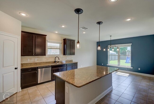 Building Photo - 650 Alder Ln