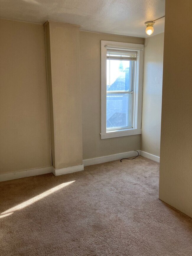 Building Photo - Three Bedroom Single-Family Home Close To ...
