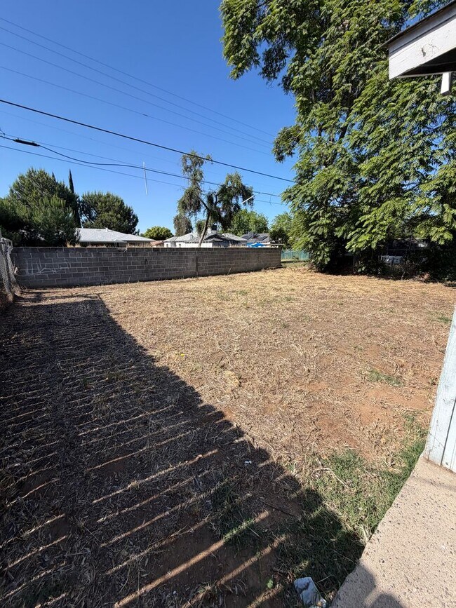 Building Photo - 1404-1406 E Fountain Way