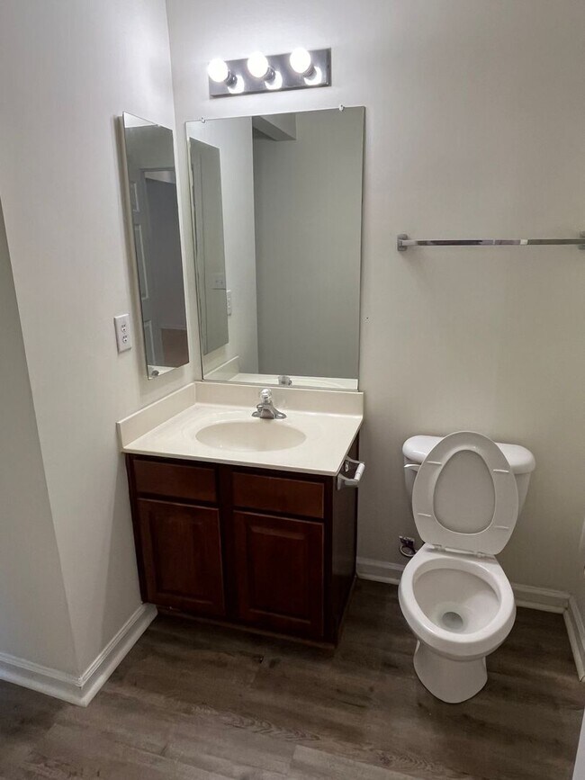 Building Photo - 3 Story, 3 Bedroom Townhome in Ballantyne