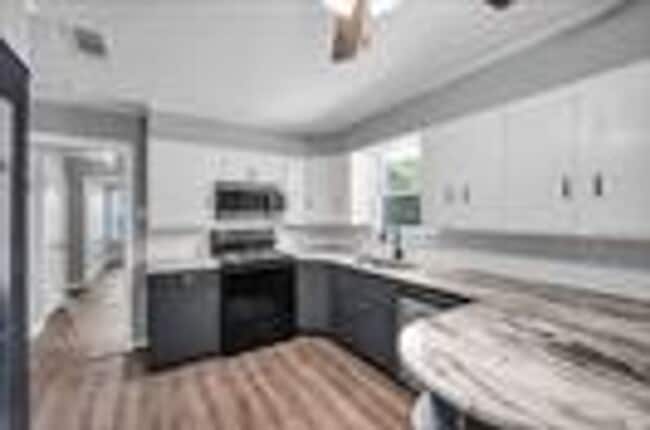 Building Photo - 1325 Sunset St