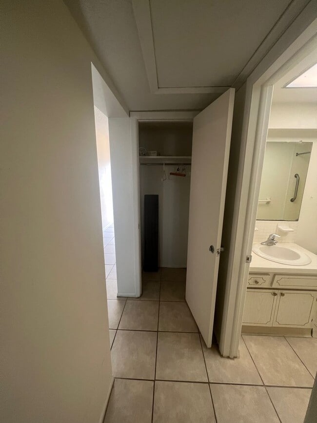 Building Photo - Cute Condo in Greenbriar