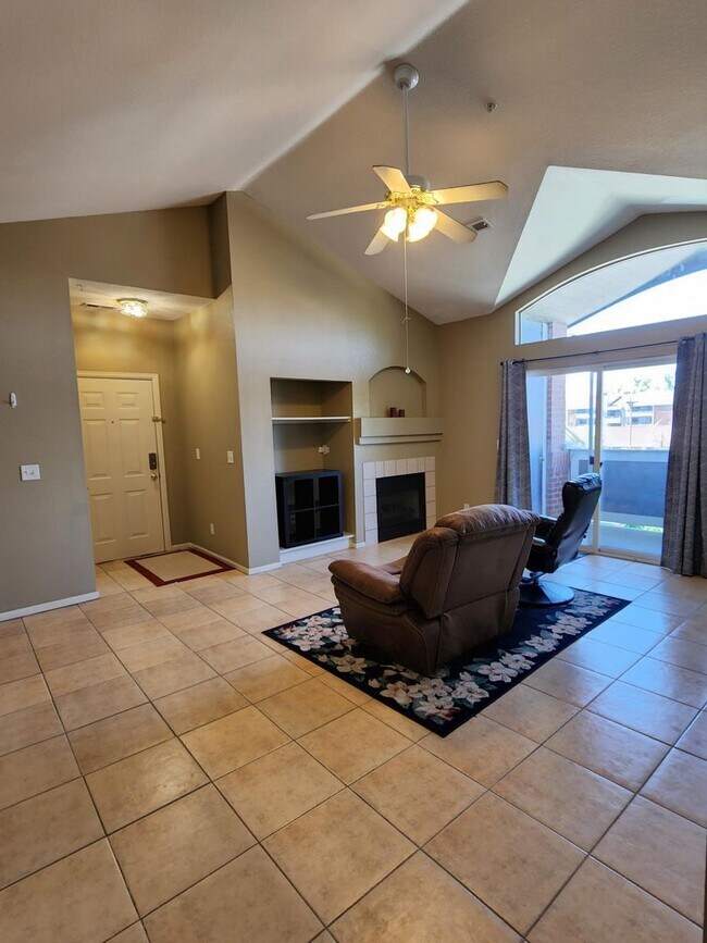 Building Photo - 2 Bed 2 Bath Condo With Balcony!