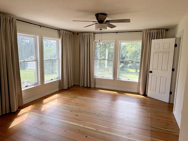 Building Photo - Spacious home in country setting, yet clos...