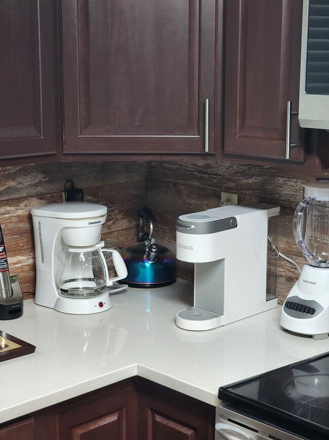 Kitchen Appliances. - 5201 Heatherstone Dr