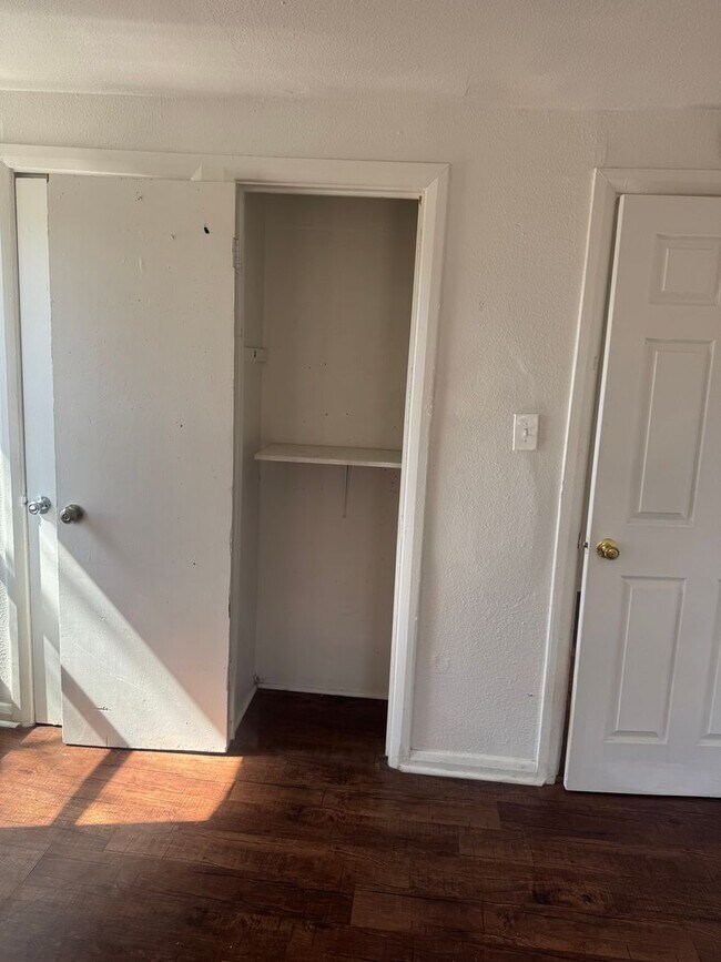 Building Photo - 503 S Milam St