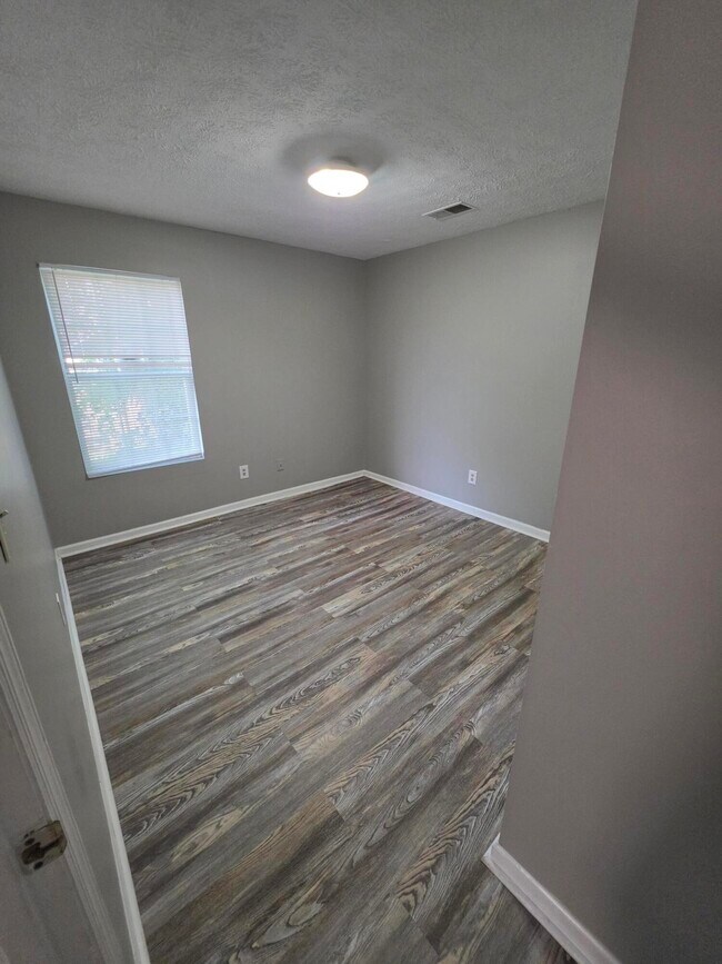 Building Photo - 2592 Woodhill Dr