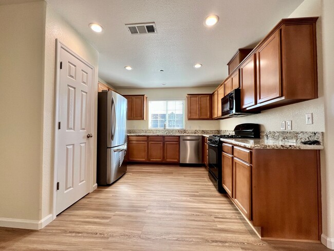 Building Photo - $2395 and a Move in bonus $500  Kings Cany...