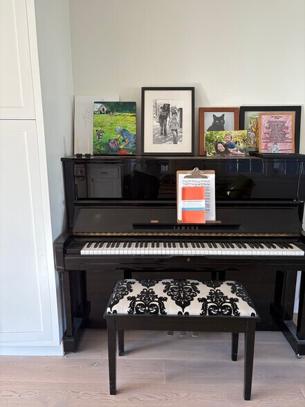piano - 607 S Beachwood Dr