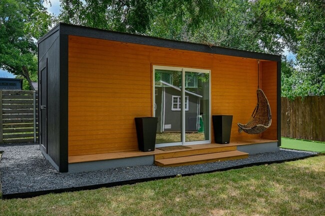 Building Photo - Unbelievable Brentwood Home + Separate Hom...