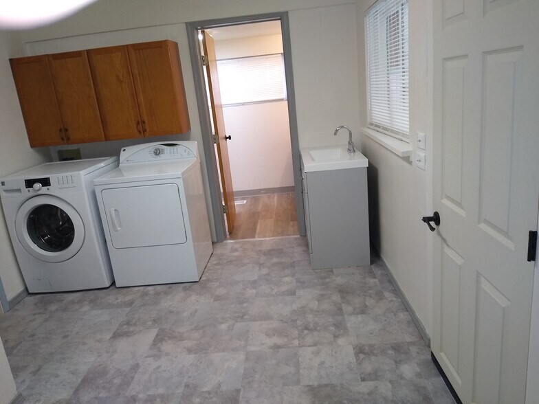 utility/bath - 1508 S Denver Ave