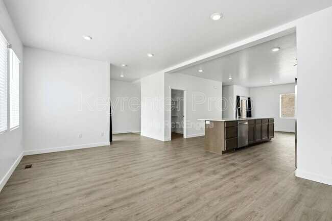 Building Photo - 371 E Levengrove Dr