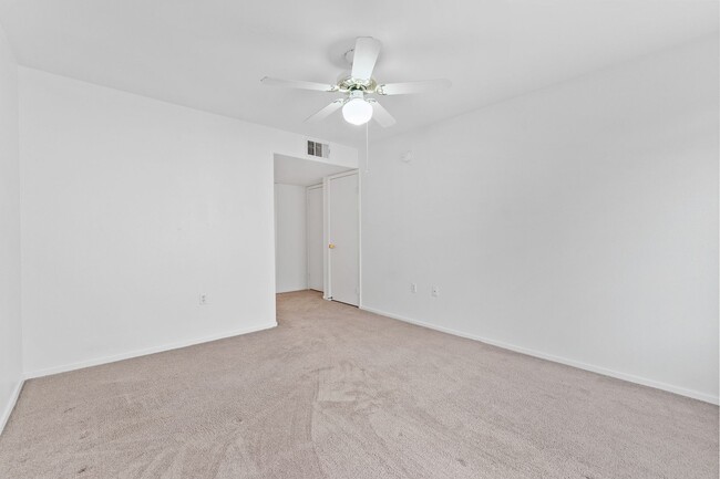 Building Photo - Beautiful 2 Bedroom Condo with Community P...