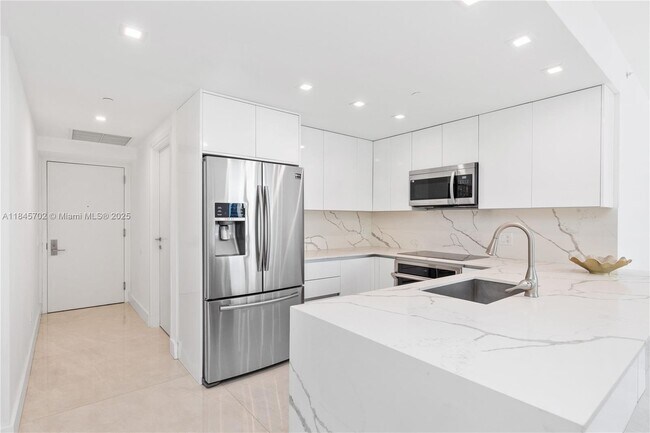 Building Photo - 1300 Brickell Bay Dr