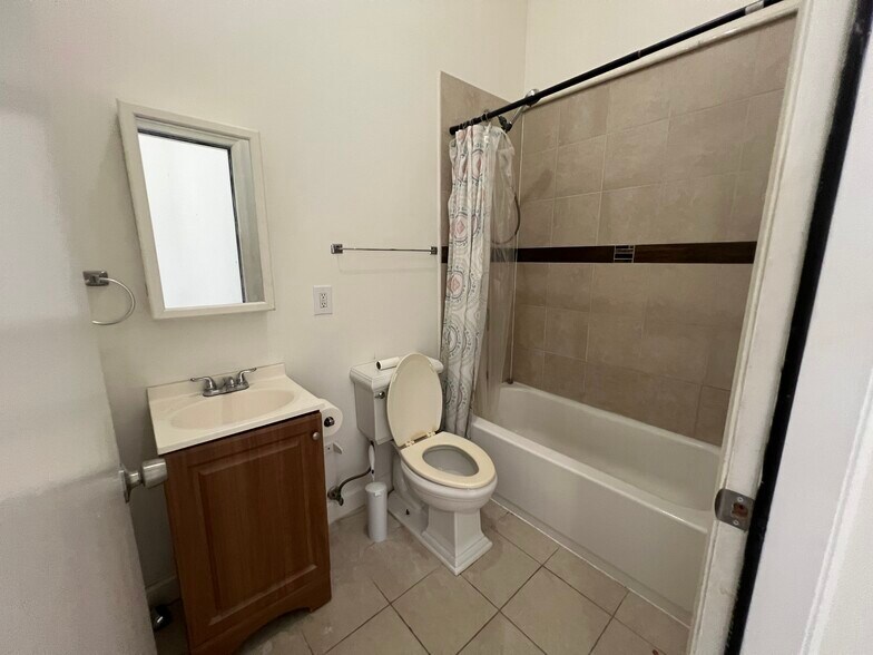 Building Photo - 310 W Main St