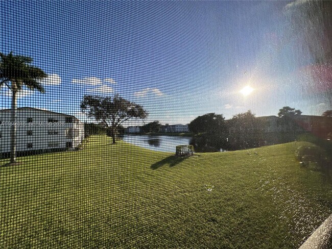 Building Photo - 569 Fanshaw N