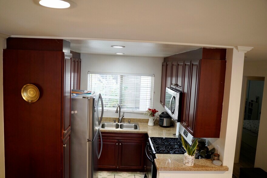 Building Photo - 21500 Burbank Blvd