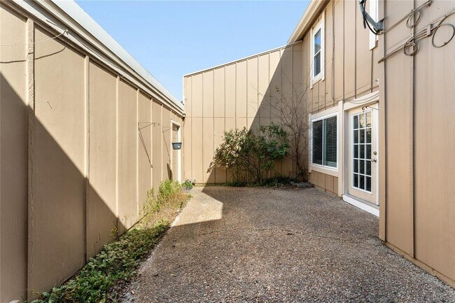 Building Photo - 11614 Village Pl Dr