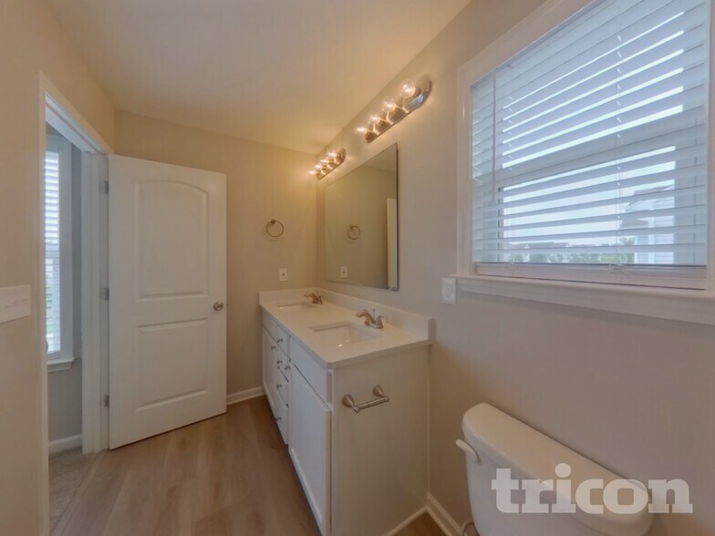 Building Photo - 149 Hidden Lakes Rd