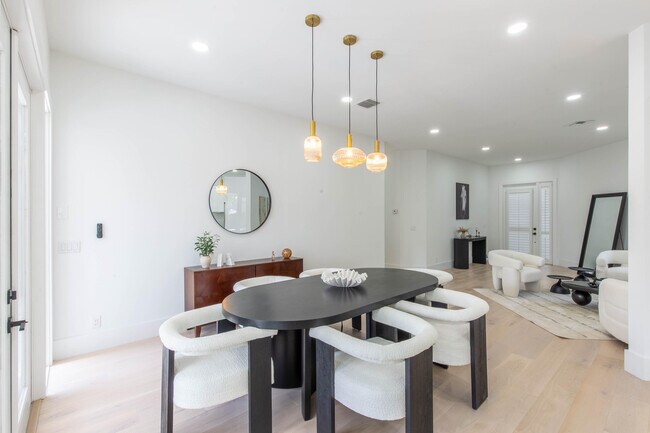 Building Photo - 2443 Players Ct