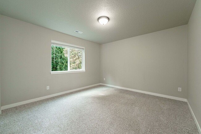 Building Photo - Spacious 4BR Modern Retreat and Luxury Liv...