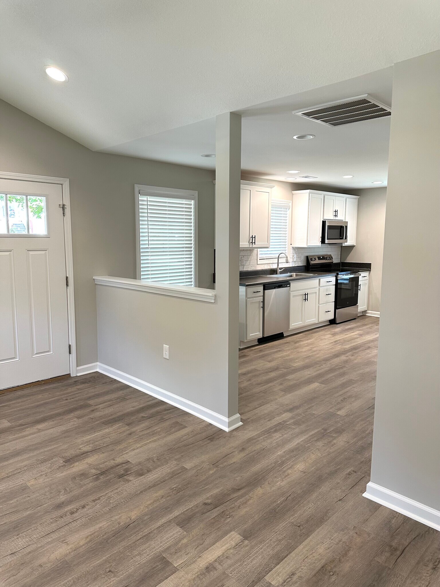 Family room opens to kitchen - 2217 Kenwood Blvd SE