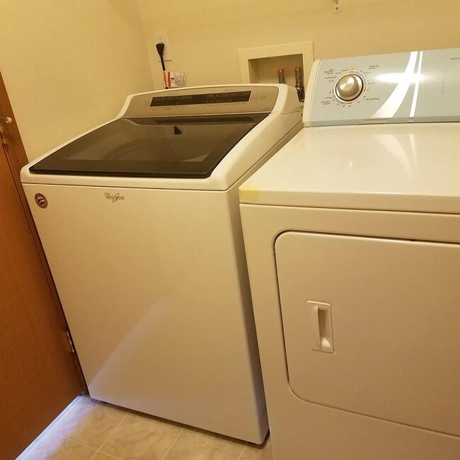 Building Photo - Beautiful 3 bed 2.5 ba house in highly desirable Liberty Ridge neighborhood