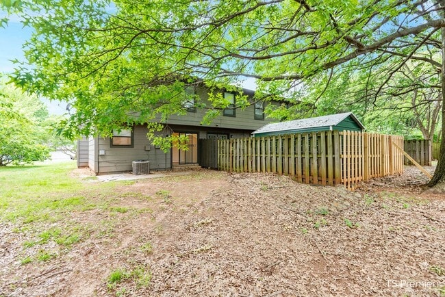 Building Photo - 3 Bedroom Townhome in East Fayetteville